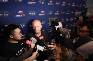 2025中足联颁奖会：成都蓉城刘殿座获中超最佳门将（2025中足联年度颁奖：成都蓉城门将刘殿座当选中超最佳门将）